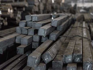 Квадрат стальной горячекатаный 70 мм н/д 0 - в «Монолит-Металлопрокат».